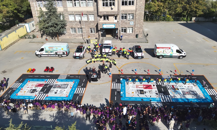 Kritik Açıklama: Ankara'da jandarma, Bağlıca İlkokulunda 450 öğrenciye trafik güvenliği eğitimi verdi