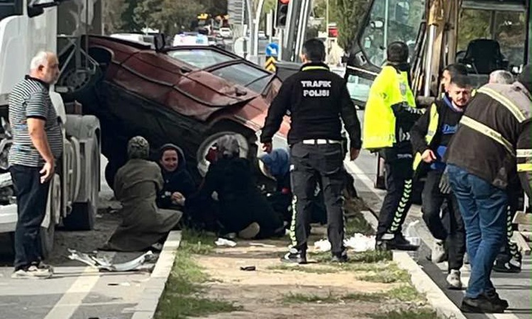 Kritik Açıklama: Ankara'nın Polatlı ilçesinde iki aracın çarpıştığı kazada 2'si ağır 5 kişi yaralandı ve Merak