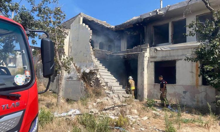 Kritik Açıklama: Antakya’da metruk bina yangını kontrol altına alındı: Gelişmeler Takip Ediliyor