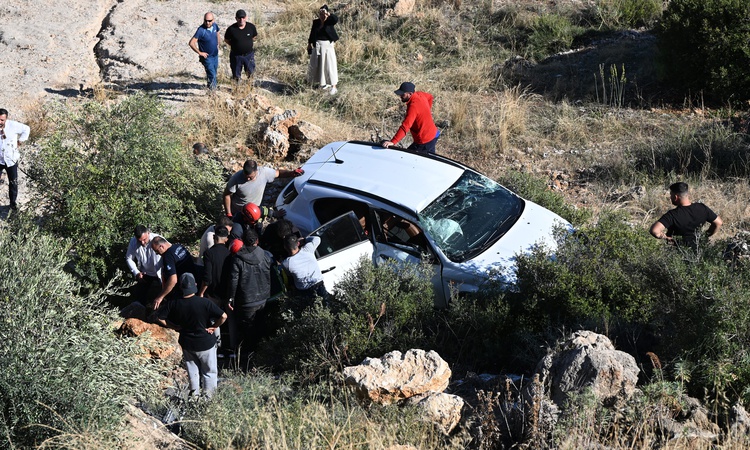Kritik Açıklama: Antalya Kepez'de otomobil yaklaşık 30 metreden yuvarlandı, sürücü yaralandı - Son Dakika Bilg