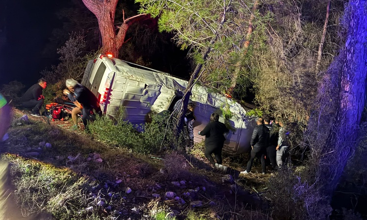Kritik Açıklama: Antalya Kumluca'da tur minibüsü şarampole devrildi, 15 kişi yaralandı