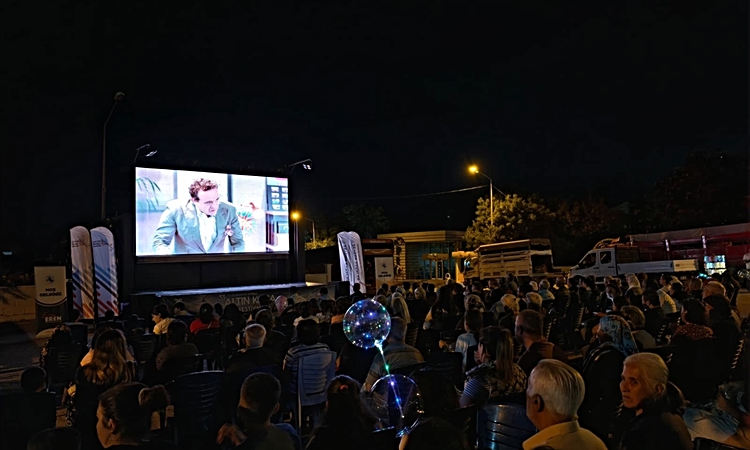 Kritik Açıklama: Arguvan'da gezici sinema tırı vatandaşlarla buluştu ve Merak Edilenler