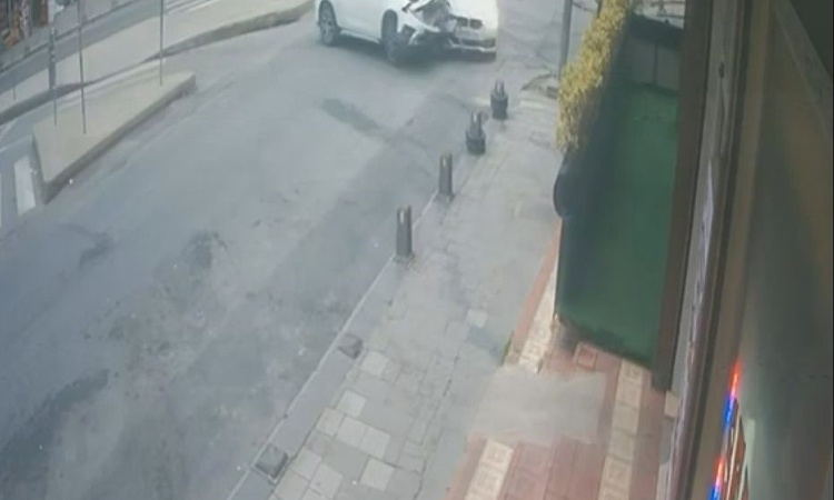 Kritik Açıklama: Arnavutköy'de iki otomobil çarpıştı, 1 kişi hafif yaralandı; kazayı kamera kaydetti | İşte Tü