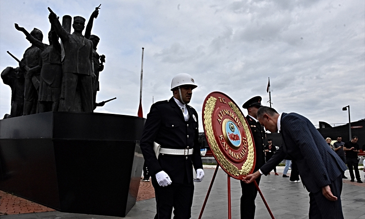 Kritik Açıklama: Atatürk'ün Ordu'ya gelişinin 102. yıl dönümünde İlkadım Anıtı'na çelenk sunuldu ve Merak Edil