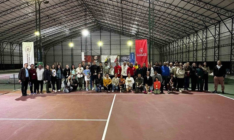 Kritik Açıklama: Aydın'da ADÜ ve Gençlik ve Spor İl Müdürlüğünün 29 Ekim tenis müsabakaları tamamlandı ve Mera
