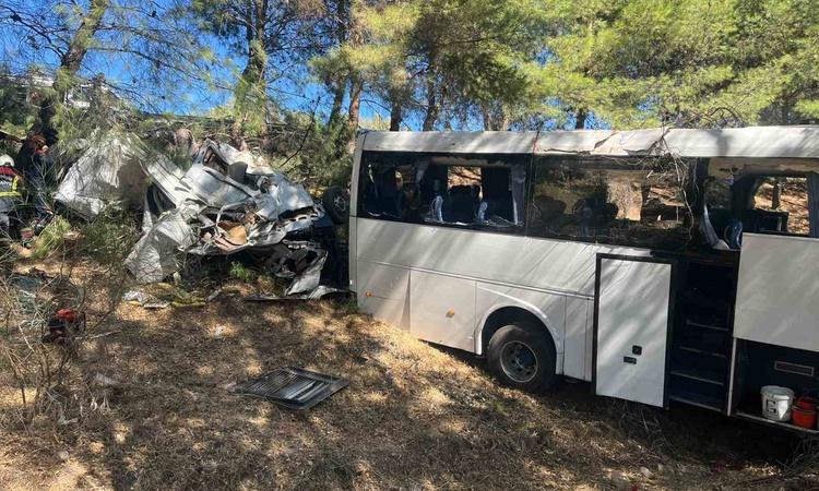 Kritik Açıklama: Aydın Germencik'te turist otobüsü şarampole uçtu, 1 kişi öldü 7 kişi yaralandı ve Merak Edile