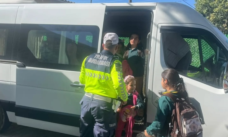 Kritik Açıklama: Aydın Kuyucak'ta jandarma servisleri denetledi, öğrencilere trafik eğitimi verdi: Gelişmeler