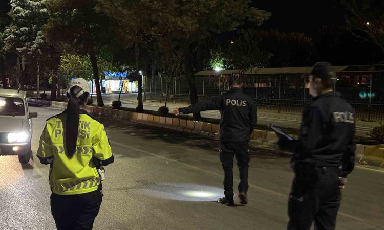 Kritik Açıklama: Aydın'da polis denetimleri aralıksız sürüyor, şüpheli araçlar kontrol ediliyor