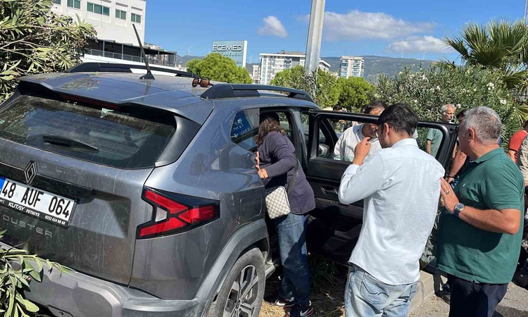 Kritik Açıklama: Aydın Söke'de araç ile motosiklet çarpıştı, 3 kişi yaralandı - Son Dakika Bilgileri