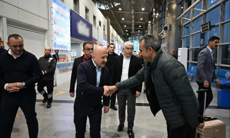 Kritik Açıklama: Aydın Valisi Varol, otobüs terminalinde yolcularla sohbet edip iyi yolculuklar diledi