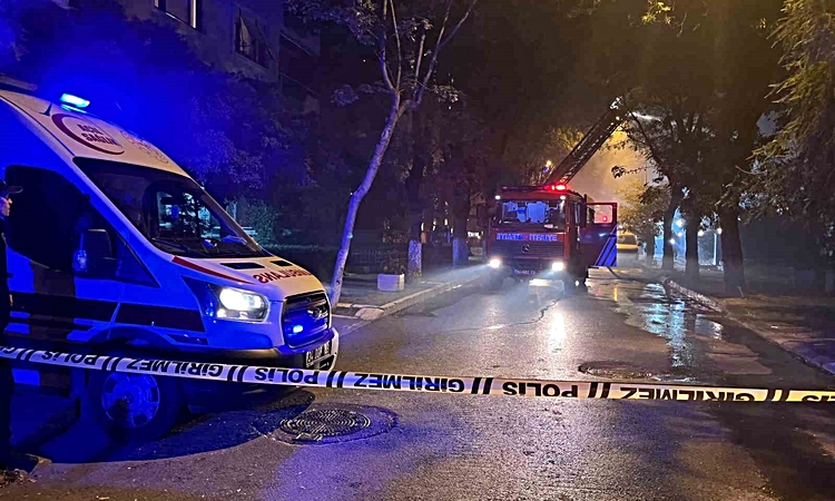 Kritik Açıklama: Bakırköy’de 4 katlı metruk binanın çatısı alevlere teslim oldu