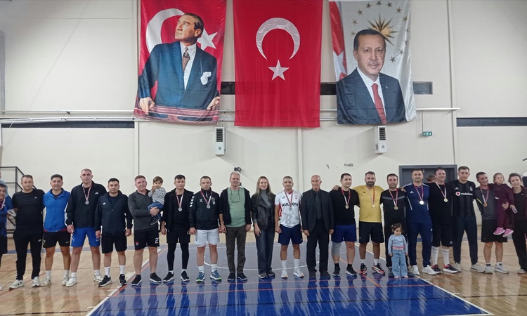 Kritik Açıklama: Balıkesir Gömeç'te Cumhuriyet Kupası voleybol finalini İlçe Emniyet Amirliği kazandı