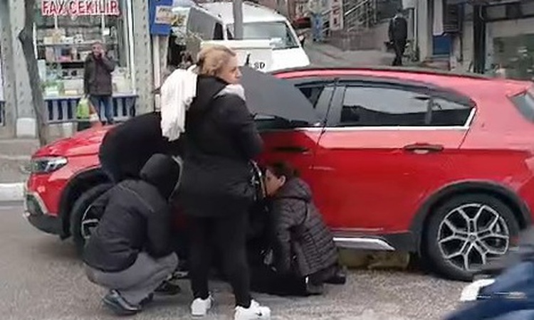 Kritik Açıklama: Bandırma'da otomobilin çarptığı kızın bacağı sıkıştı, çevredeki biri şemsiye tuttu: Gelişmele