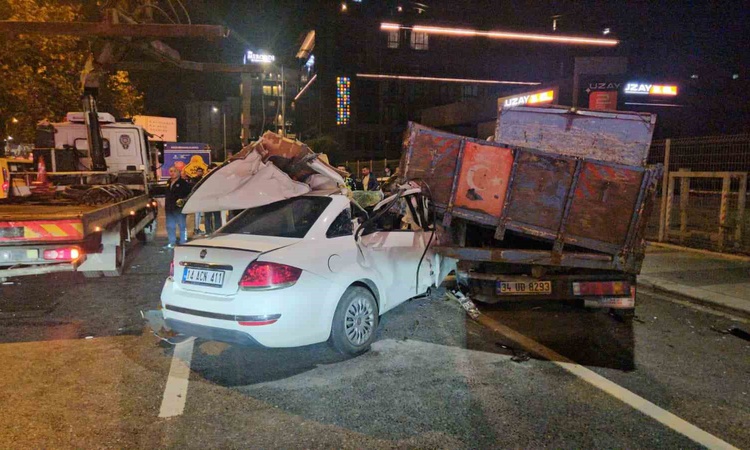 Kritik Açıklama: Beyoğlu'nda alkollü olduğu iddia edilen sürücü kazada 3 kişiyi yaraladı