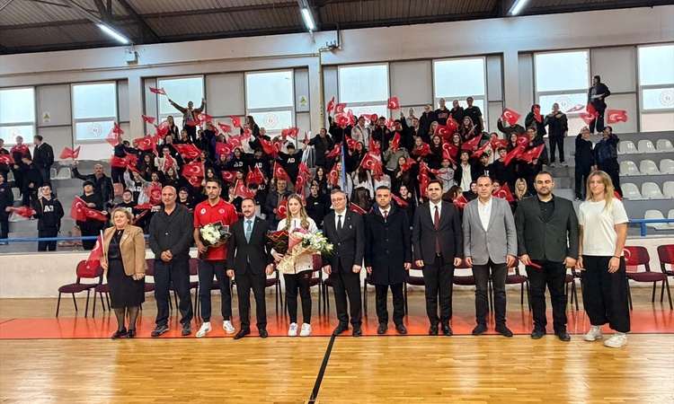 Kritik Açıklama: Biga'da Avrupa şampiyonu boksör Fatma Belinay Ergin için karşılama töreni düzenlendi