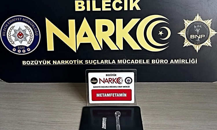 Kritik Açıklama: Bilecik Bozüyük'te narkotik aramasında uyuşturucu bulunan şüpheli yakalanarak gözaltına sevk