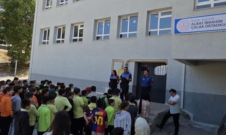 Kritik Açıklama: Bilecik Bozüyük'te polis 138 öğrenciye güvenli internet ve trafik kurallarını anlattı | İşte