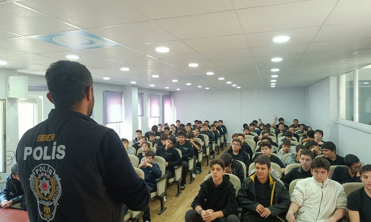 Kritik Açıklama: Bilecik polisi 110 öğrenci ve 180 veliye okul saldırılarını, siber zorbalığı anlattı ve Merak