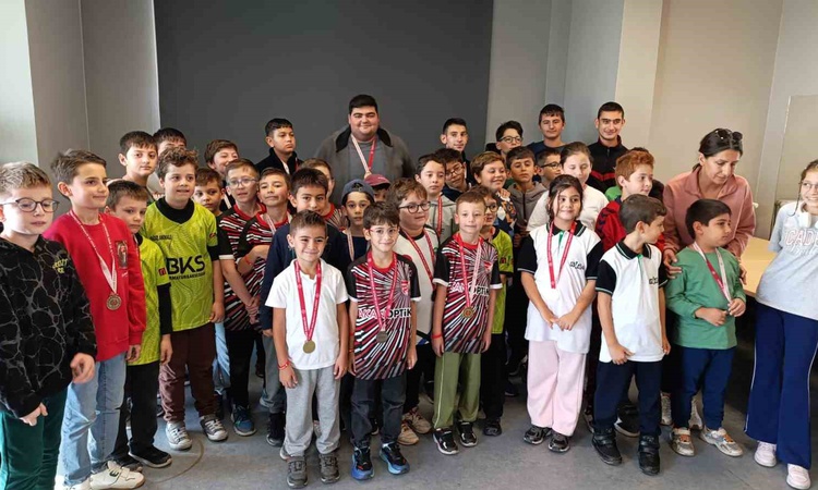 Kritik Açıklama: Bilecik'te 29 Ekim satranç turnuvası 60 sporcunun katılımıyla tamamlandı - Son Dakika Bilgile