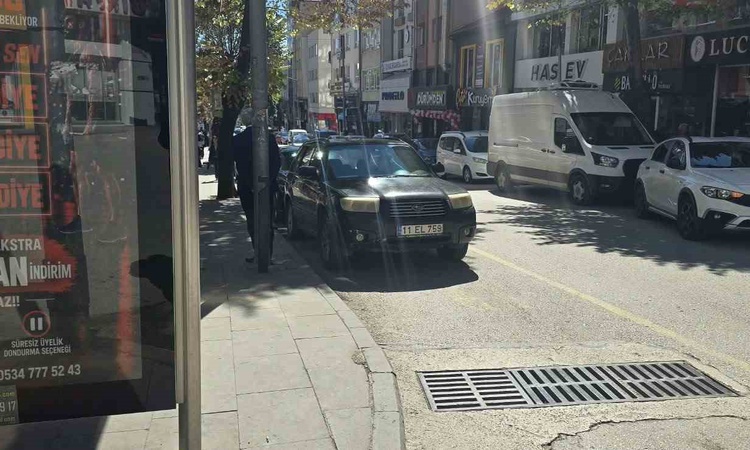 Kritik Açıklama: Bilecik Tevfikbey Caddesi'nde minibüs sürücülerine ayrılan yere park tepki çekti | İşte Tüm A