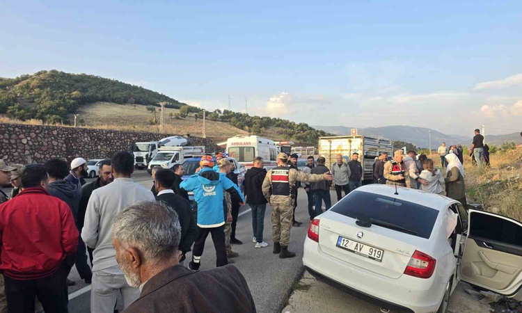 Kritik Açıklama: Bingöl-Erzurum karayolunda yoldan çıkan otomobilde 1'i ağır 3 kişi yaralandı | İşte Tüm Ayrın
