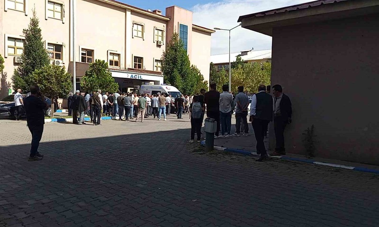 Kritik Açıklama: Bingöl Solhan'da okul mutfağındaki yük asansörüne kafası sıkışan öğrenci yaralandı. - Son Dak
