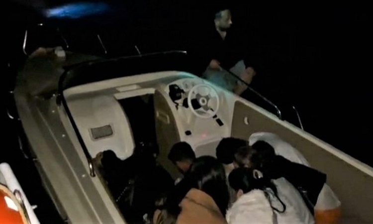 Kritik Açıklama: Bodrum açıklarında 5'i çocuk 15 kaçak göçmen ile 2 kaçakçı şüphelisi yakalandı