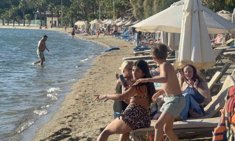Kritik Açıklama: Bodrum'da hava 32 dereceyi görünce turistler sahillerde denize girdi