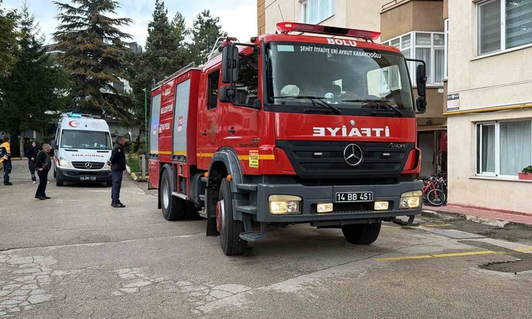 Kritik Açıklama: Bolu'da apartmanın girişindeki pano yangını söndürüldü, bir kişi dumandan etkilendi