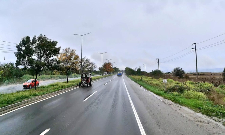 Kritik Açıklama: Bolu'da D-100'de ters şeride giren traktör trafiği tehlikeye düşürdü - Son Dakika Bilgileri