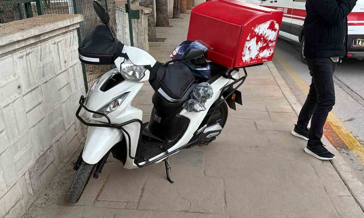Kritik Açıklama: Bolu'da motosiklet ile otomobil çarpıştı, sürücü yaralanarak hastaneye kaldırıldı ve Merak Ed