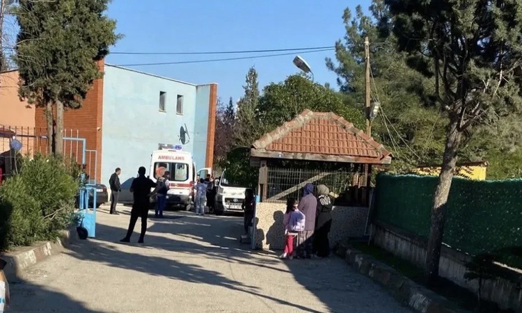Kritik Açıklama: Boyabat’ta servis aracı 8 yaşındaki öğrenciye çarptı ve Merak Edilenler