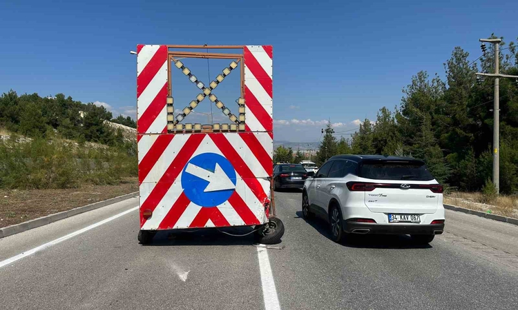 Kritik Açıklama: Burdur'da ticari taksi trafik yönlendirme römorkuna çarparak sürücüsünü yaraladı: Gelişmeler