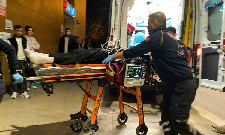 Kritik Açıklama: Bursa İnegöl'de balkondan 7 metreden kaldırıma düşen 15 yaşındaki çocuk ağır yaralandı: Geliş