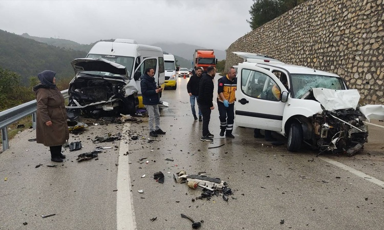 Kritik Açıklama: Bursa Osmangazi'de minibüsle hafif ticari araç çarpıştı, 1 kişi öldü, 10 yaralı: Gelişmeler T