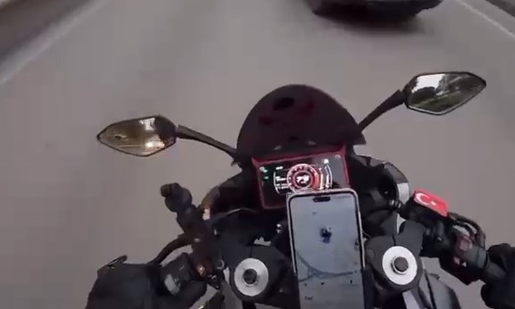 Kritik Açıklama: Bursa'da otomobilden kaçan motosiklet başka araca çarptı, kaza kask kamerasında: Gelişmeler T