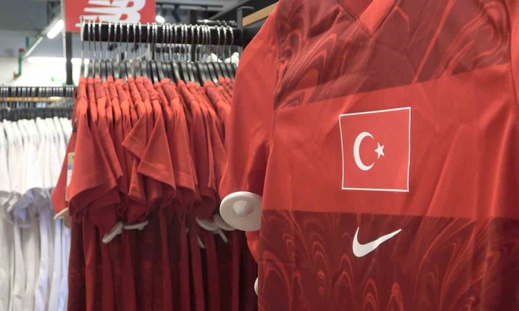 Kritik Açıklama: Bursa'da Türkiye-İtalya maçı öncesi Bursastore'da milli formalara ilgi arttı | İşte Tüm Ayrın