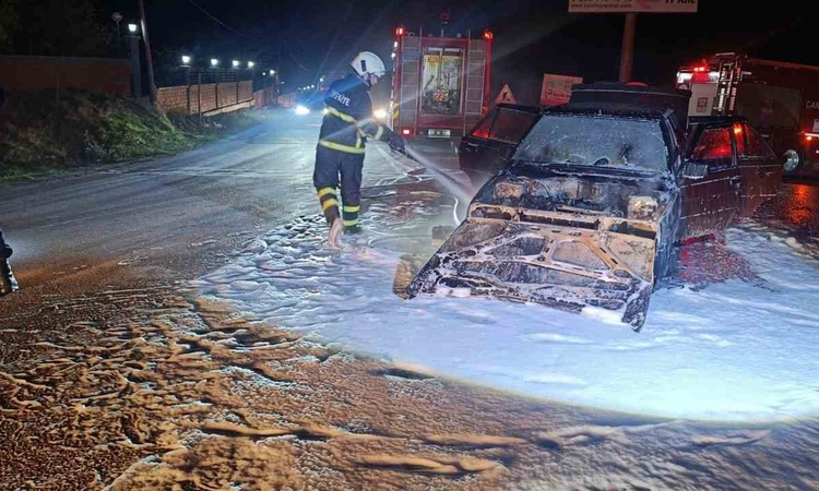 Kritik Açıklama: Çanakkale Çan'da motorundan duman yükselen otomobil alev alev yandı - Son Dakika Bilgileri