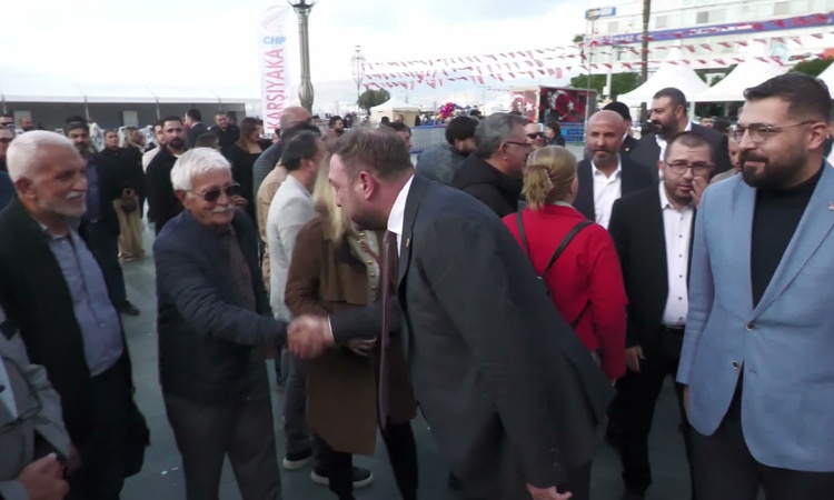Kritik Açıklama: CHP İzmir İl Başkanlığı, Cumhuriyet'in 103. yılında Atatürk Anıtı'na çelenk bıraktı ve Merak