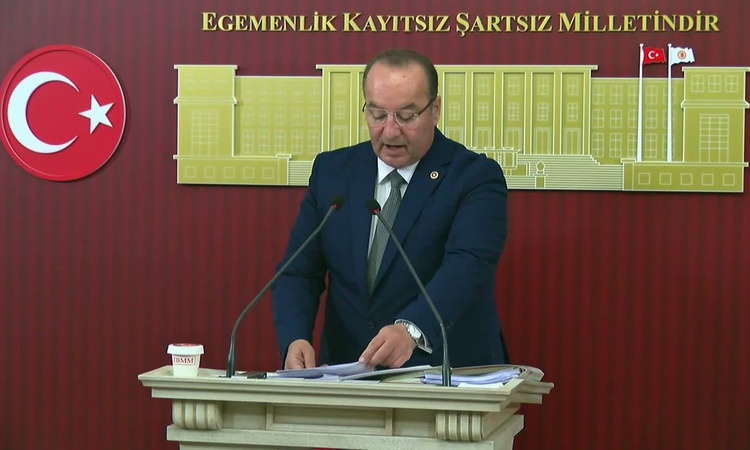 Kritik Açıklama: CHP'li Akay, fon skandalı nedeniyle Batuhan Mumcu'yu BTK üyeliğinden istifaya çağırdı ve Mera