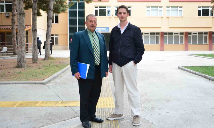 Kritik Açıklama: Çorum'da 57 yaşındaki baba, oğluyla Hitit Üniversitesinde okumaya resmen start aldı | İşte Tü