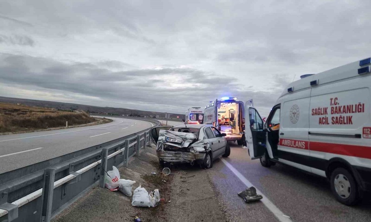 Kritik Açıklama: Çorum Alaca'da bariyerlere çarpan otomobilde 5 kişi yaralandı: Gelişmeler Takip Ediliyor