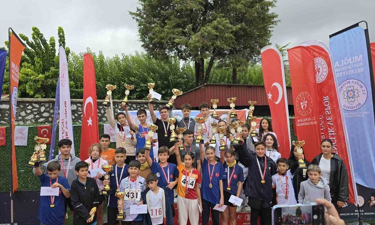 Kritik Açıklama: Cumhuriyet Koşusu'nda dereceye girenlere kupa ve madalyaları protokol takdim etti ve Merak Ed
