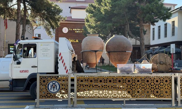 Kritik Açıklama: Depreme dayanıksız binadan tarihi eserler çıkarılıyor: Erzincan Müzesine taşınıyor ve Merak E