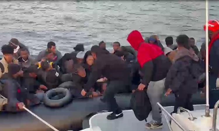 Kritik Açıklama: Didim açıklarında lastik bottaki 6'sı çocuk 60 düzensiz göçmen yakalandı - Son Dakika Bilgile