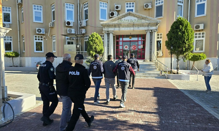 Kritik Açıklama: Didim'de yakalanan 25 kaçak göçmen GÖKSEM'e gönderildi, 4 şüpheliden 3'ü hakkında tutuklama k