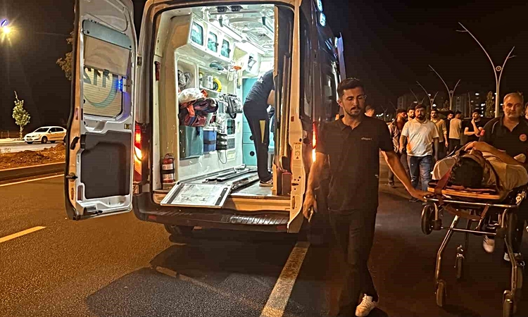 Kritik Açıklama: Diyarbakır Kayapınar'da kamyonetin kapısı açılınca yolcu koltuğundan düşen genç yaralandı - S
