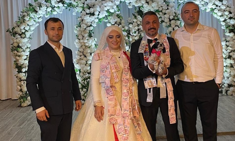 Kritik Açıklama: Düğünde altın yerine köpek taktı ve Merak Edilenler