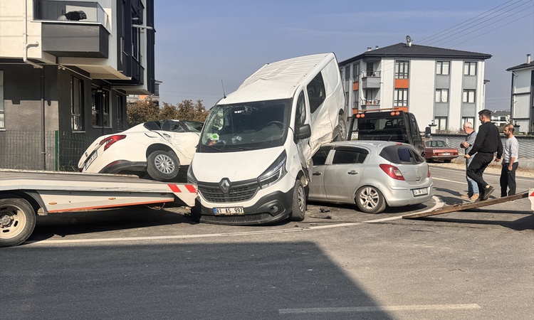Kritik Açıklama: Düzce'de 3 aracın karıştığı kazada park halindeki araç yan yattı, 3 kişi yaralandı: Gelişmele