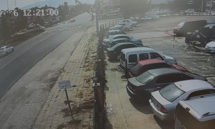 Kritik Açıklama: Düzce Beyciler'de otomobil ile motosiklet çarpıştı, 3 kişi yaralandı: Gelişmeler Takip Ediliy